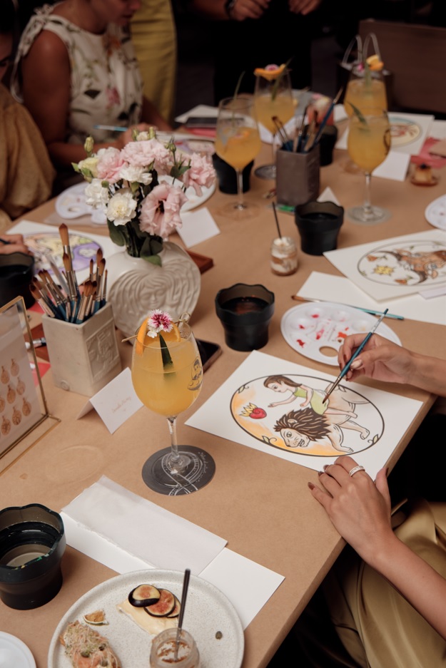 Entre pinceles y conversaciones, el arte se vuelve experiencia compartida.