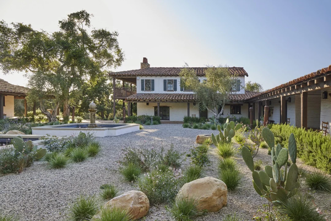 Vista general del rancho: seis acres de privacidad, historia y paisaje californiano, a minutos del Pacífico.