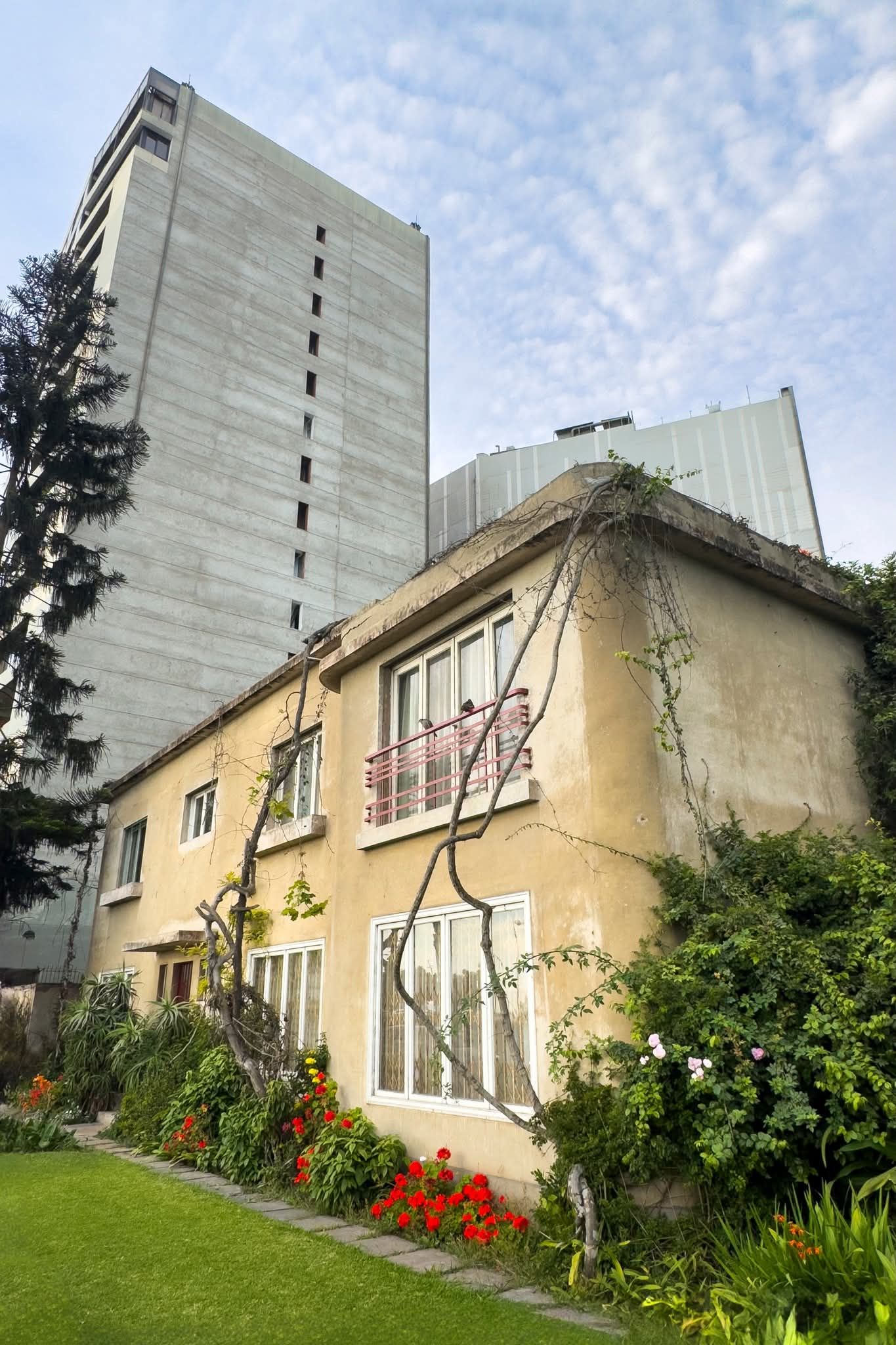 La casona Rottman vista desde el jardín: dos pisos, líneas simples y vegetación que acompaña el paso del