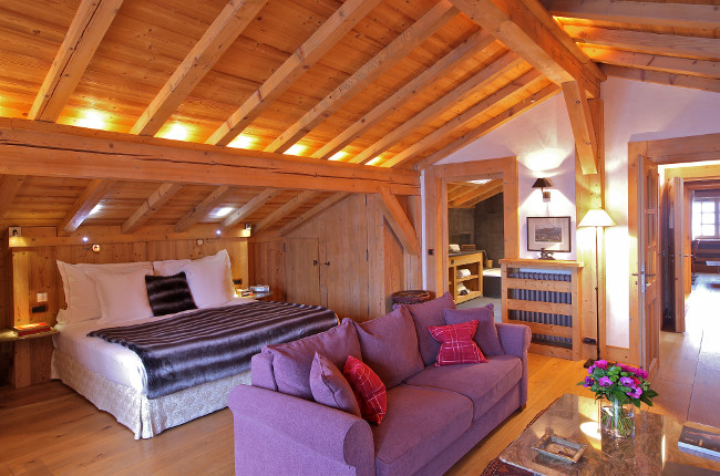 Espacios amplios bajo techos inclinados que reinterpretan el chalet tradicional con una mirada sofisticada y acogedora a la vez.