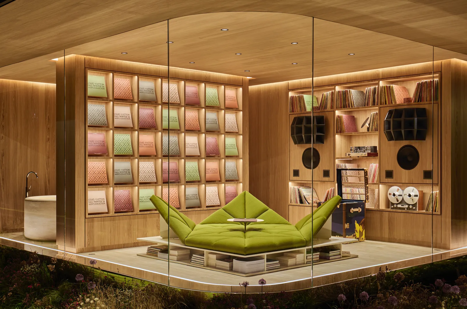 Interior de DROPHAUS, sofá diseñado especificamente para el espacio por Pierre Paulin. 