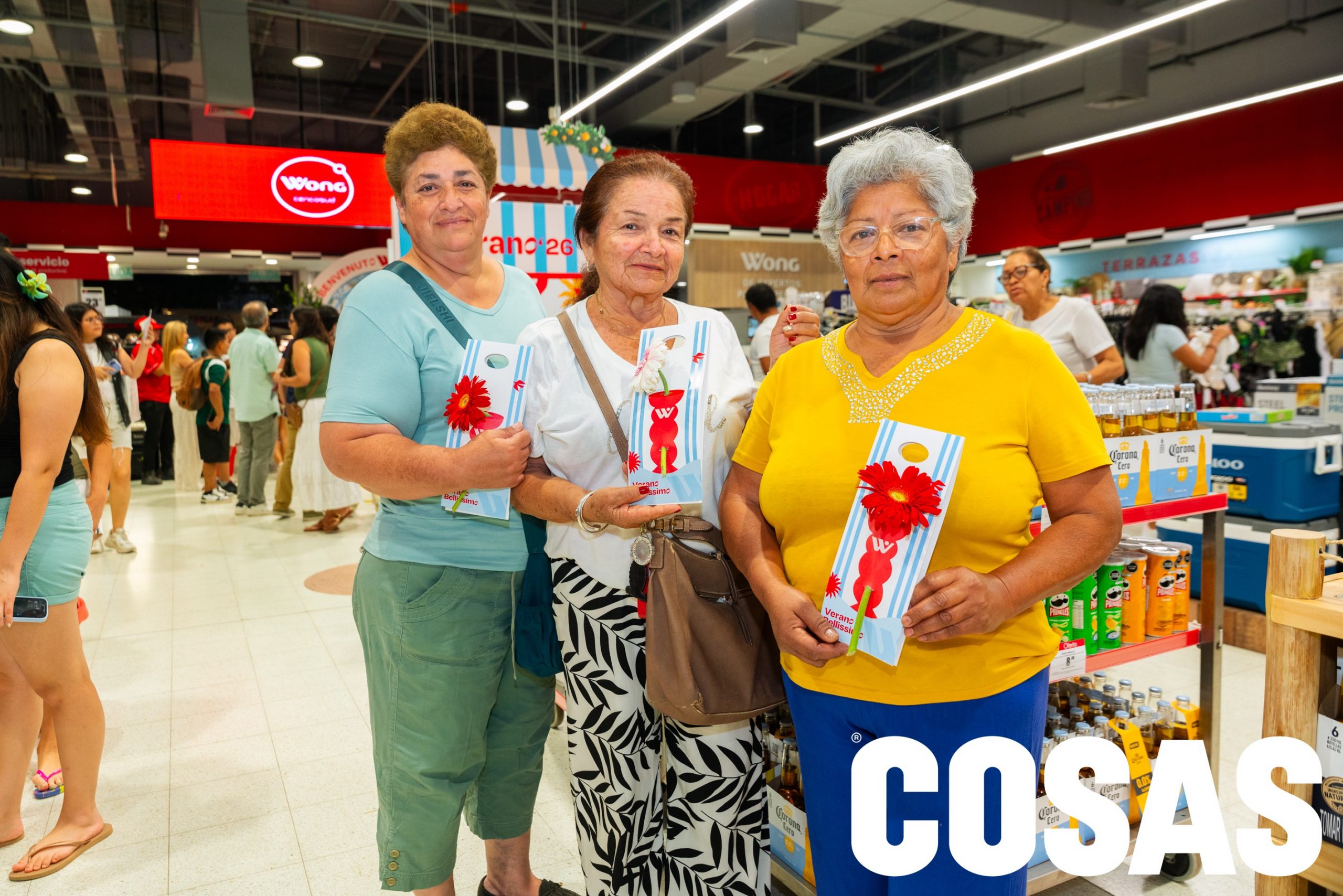 Sonrisas que anuncian temporada nueva. Los primeros asistentes posan con recuerdos de una noche pensada para disfrutar sin prisa.