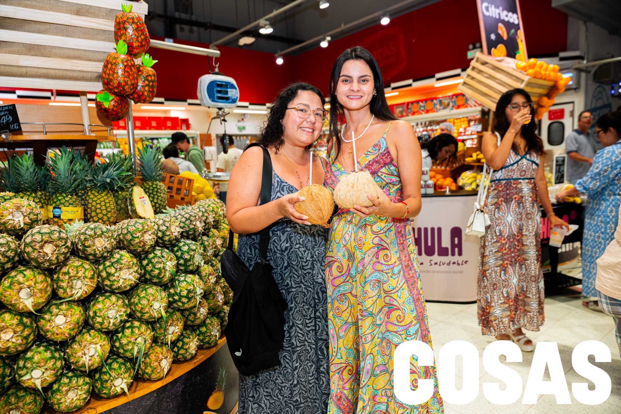 Verano en estado puro. Agua de coco servida directamente del fruto, una pausa fresca en medio del recorrido.