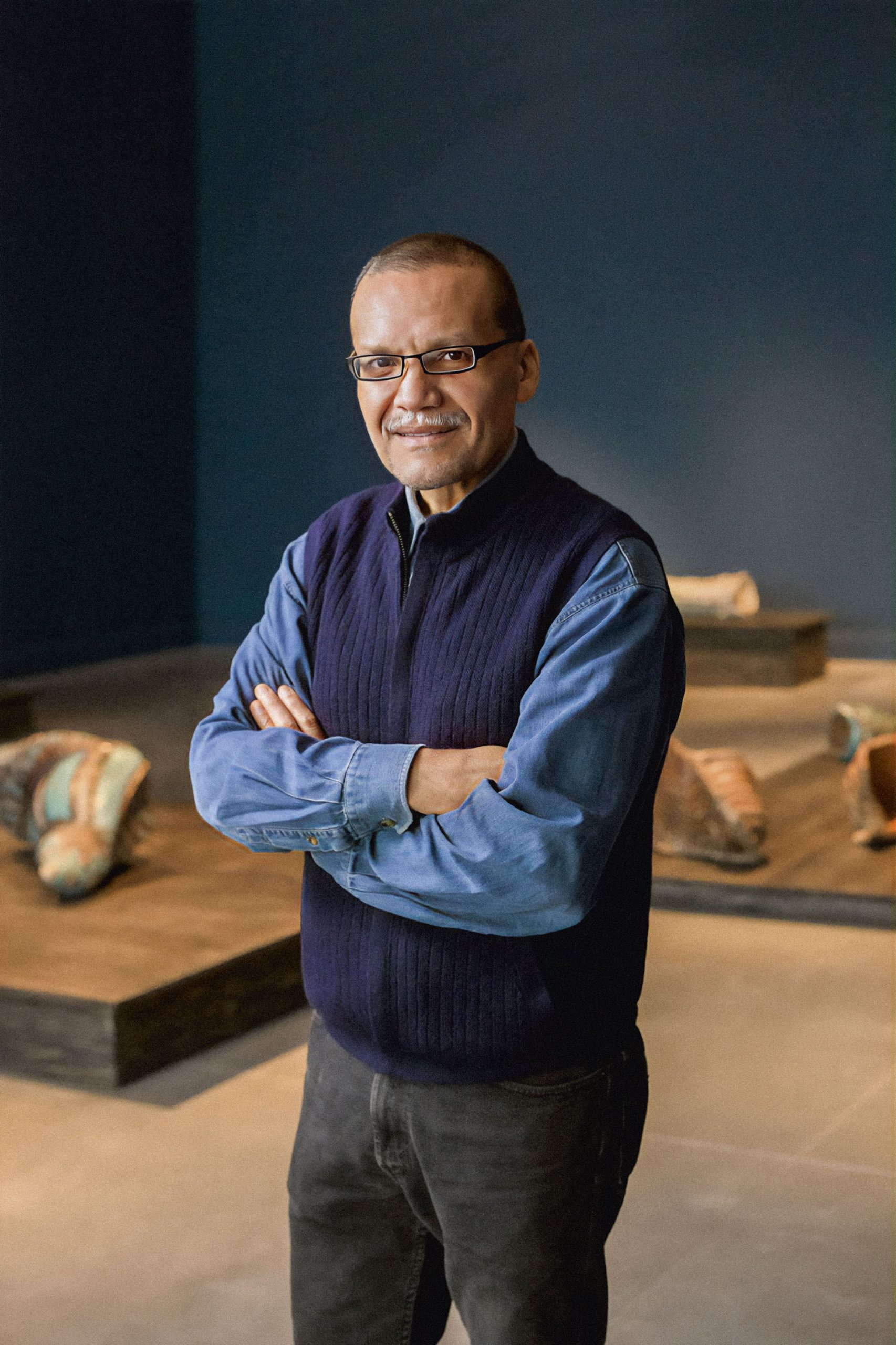 Carlos Runcie Tanaka, en un gesto sereno y atento, fiel a una práctica donde mirar y escuchar eran también formas de crear. 