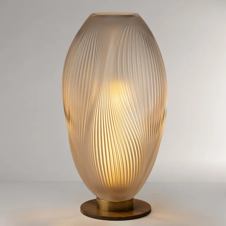 Cristal que parece moverse con el aire, como una tela suspendida en el espacio.