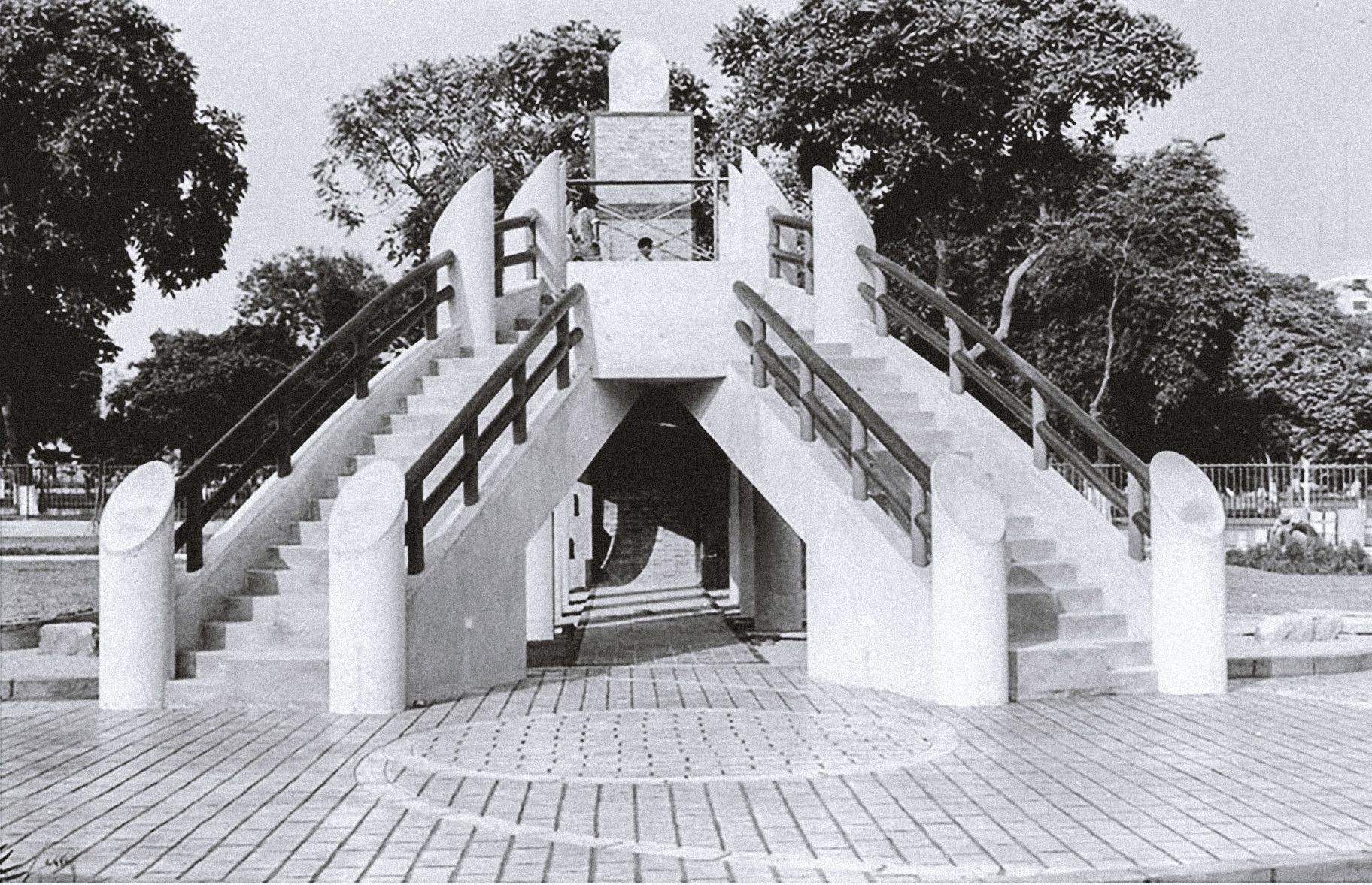 Un homenaje a la memoria y al viaje: el Monumento a la Inmigración Japonesa. Ubicado en el Campo de Marte (1999).