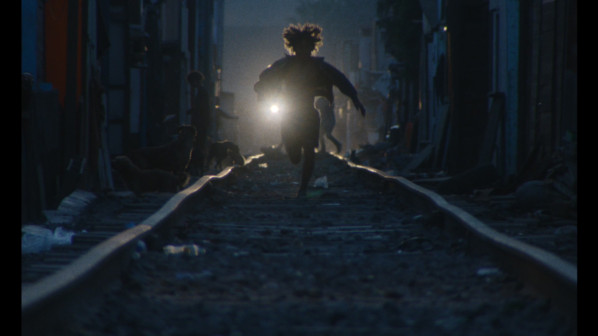 Correr para escapar —o para llegar. Chito atraviesa la noche limeña con la urgencia de quien busca otro destino.