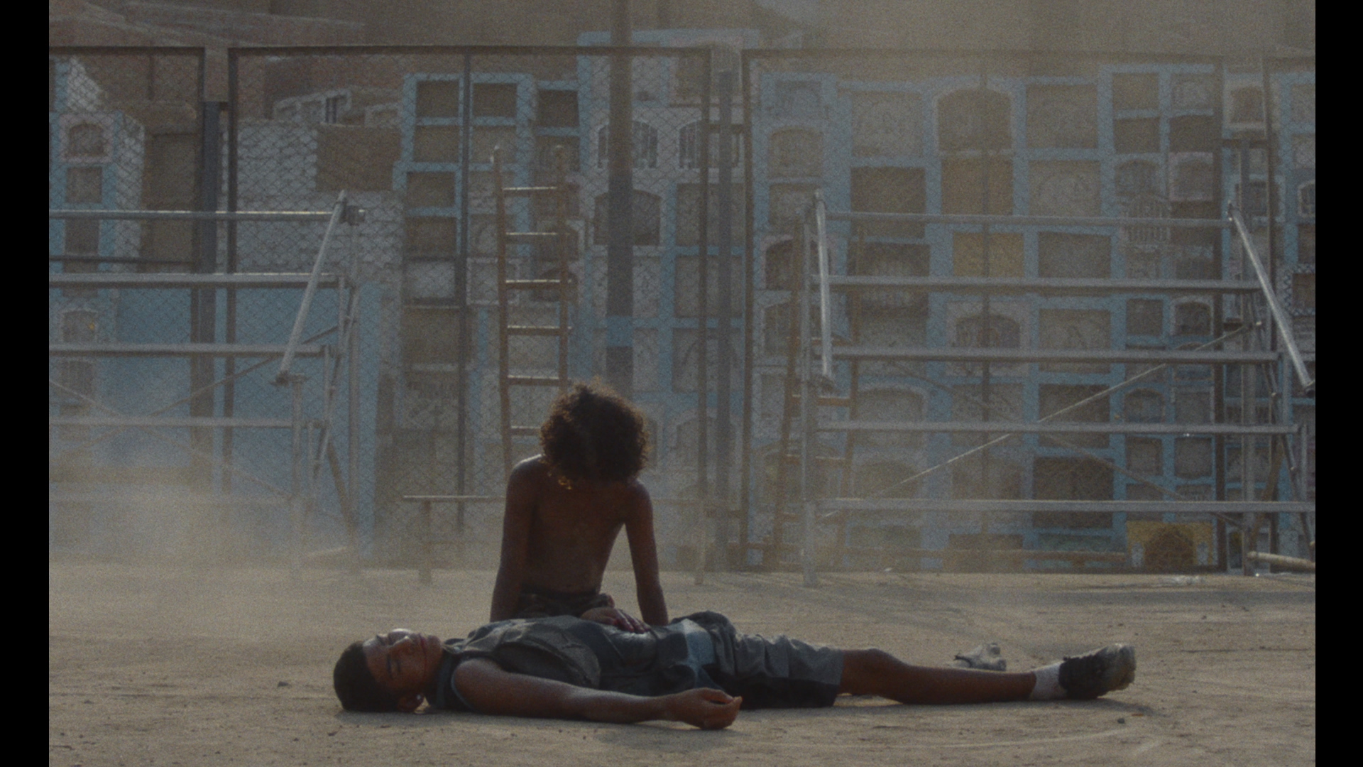 La pausa antes de seguir. La infancia enfrenta la violencia de frente, pero no renuncia a levantarse.