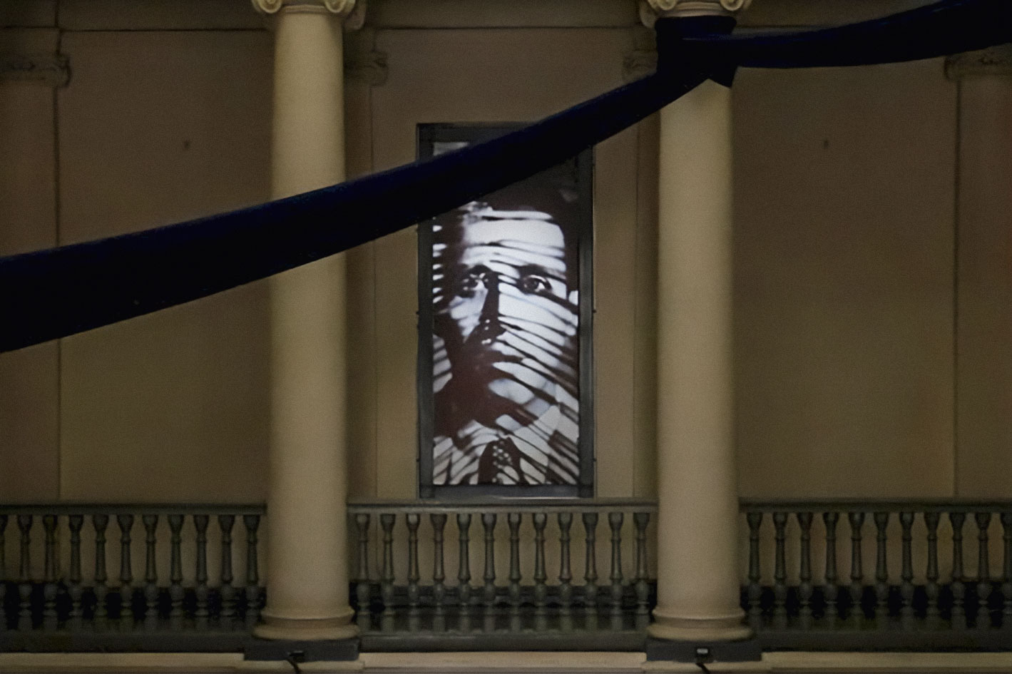 Instalación de Carlos Runcie Tanaka en la muestra “Todavía mi nombre es Jorge”, dedicada a Jorge Eduardo Eielson (2024), en la Casa de la Literatura Peruana