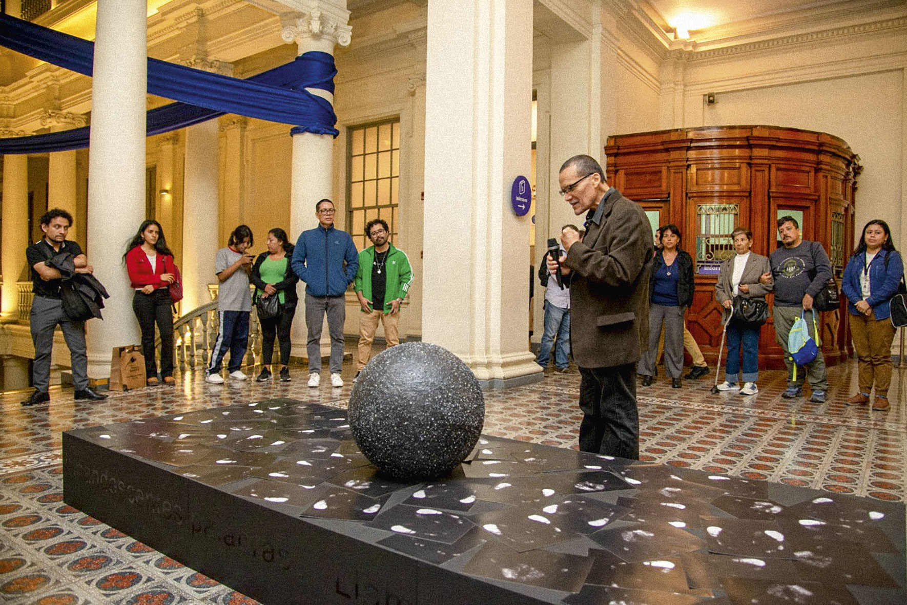 Una gran esfera de cuarzo y conchas dialoga con el espacio y la memoria, invitando a una pausa dentro de la muestra dedicada a Jorge Eduardo Eielson, su entrañable amigo.