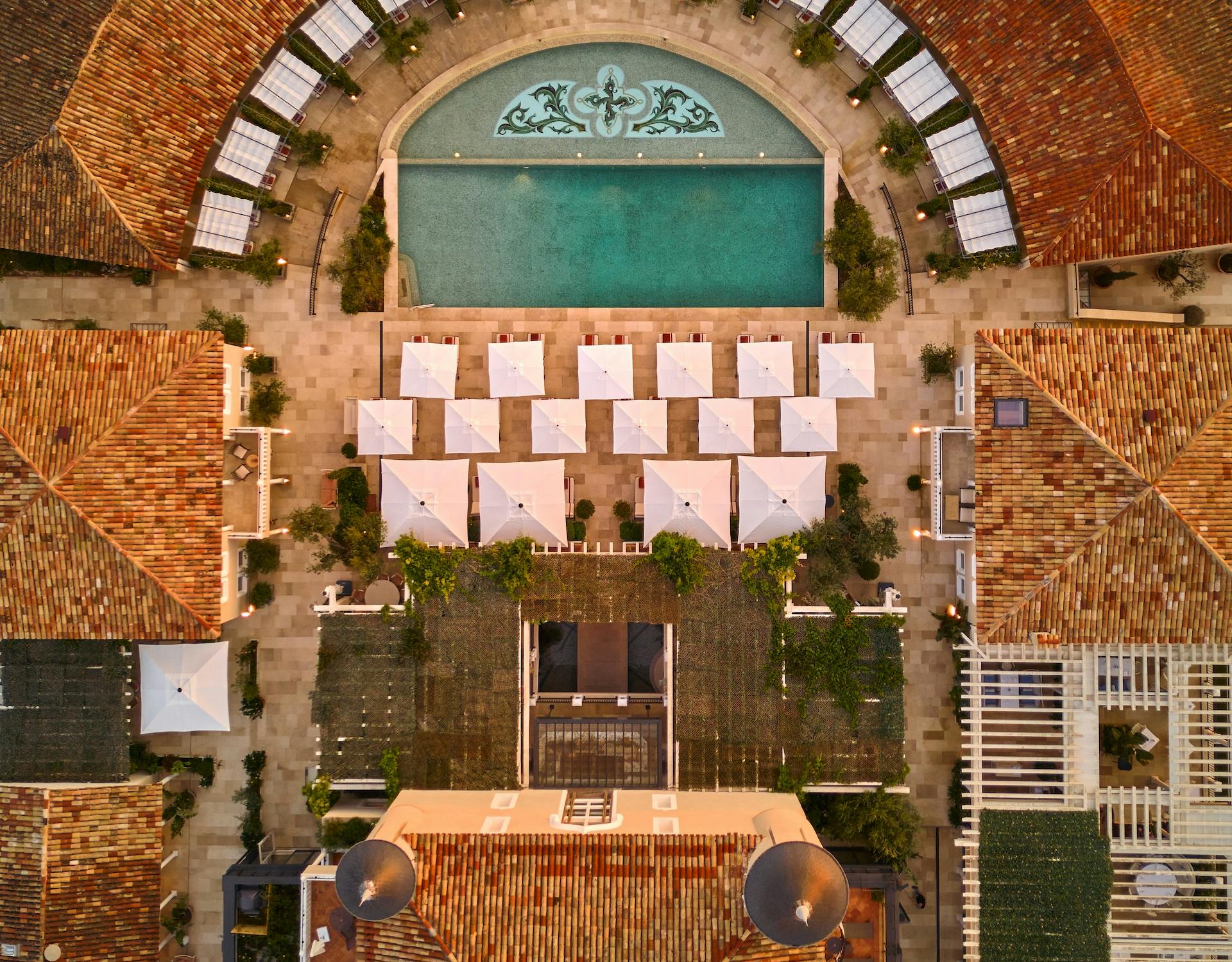 Vista aérea del corazón del Château de la Messardière, donde la simetría, el diseño y el agua definen la experiencia de lujo al aire libre.