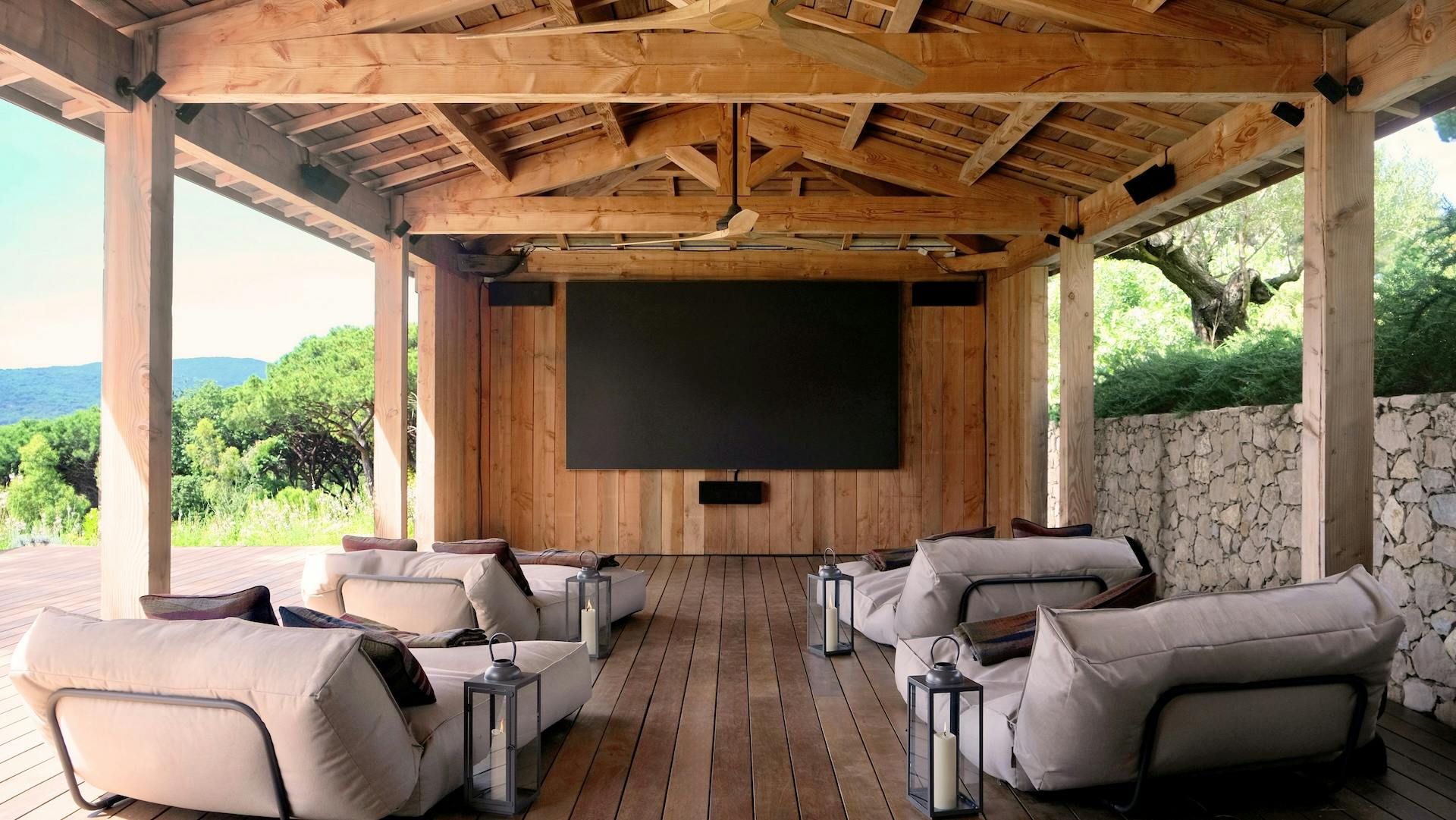 Cine al aire libre del Château de la Messardière, rodeado de pinos y madera clara: un escenario perfecto para las noches de desconexión absoluta.