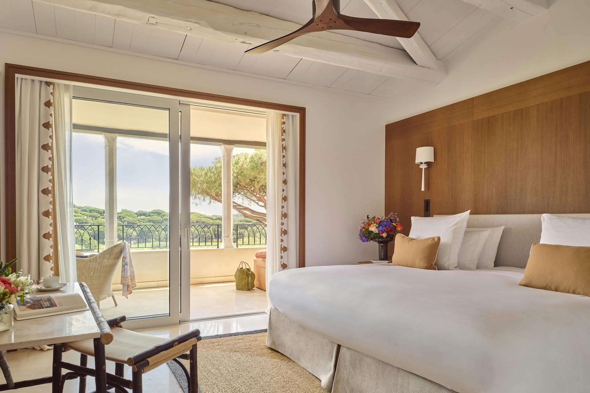 Habitación deluxe con terraza privada y vistas al Mediterráneo: luz, silencio y confort en clave Riviera.