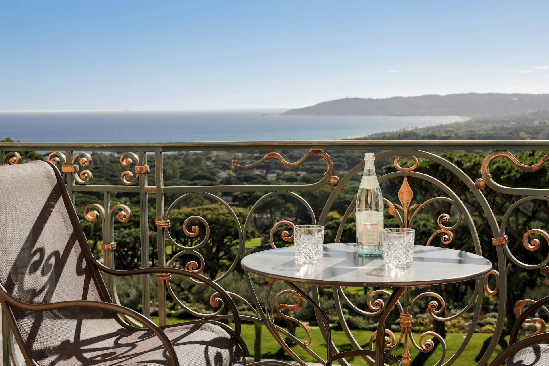 Dormitorio de líneas sobrias y materiales nobles, pensado para el descanso profundo tras un día en Saint-Tropez.