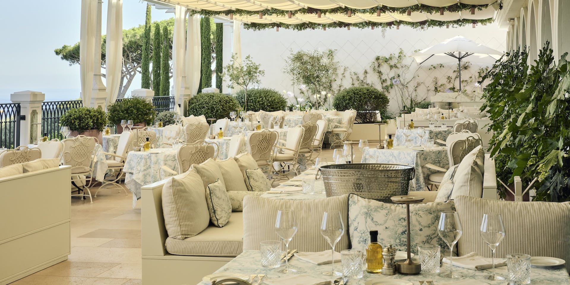 Terraza del restaurante, donde la gastronomía francesa se disfruta entre jardines, sombra y brisa marina