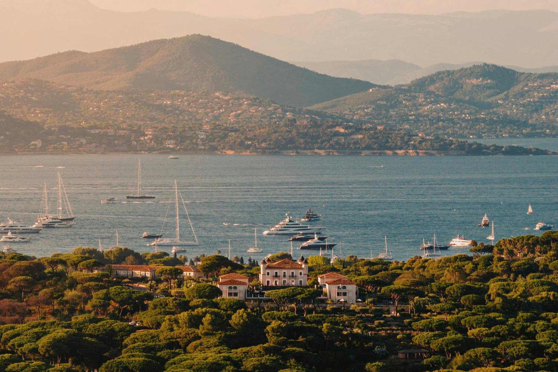 Vista aérea del château y sus 12,5 hectáreas entre viñedos, colinas y mar: lujo en estado natural.