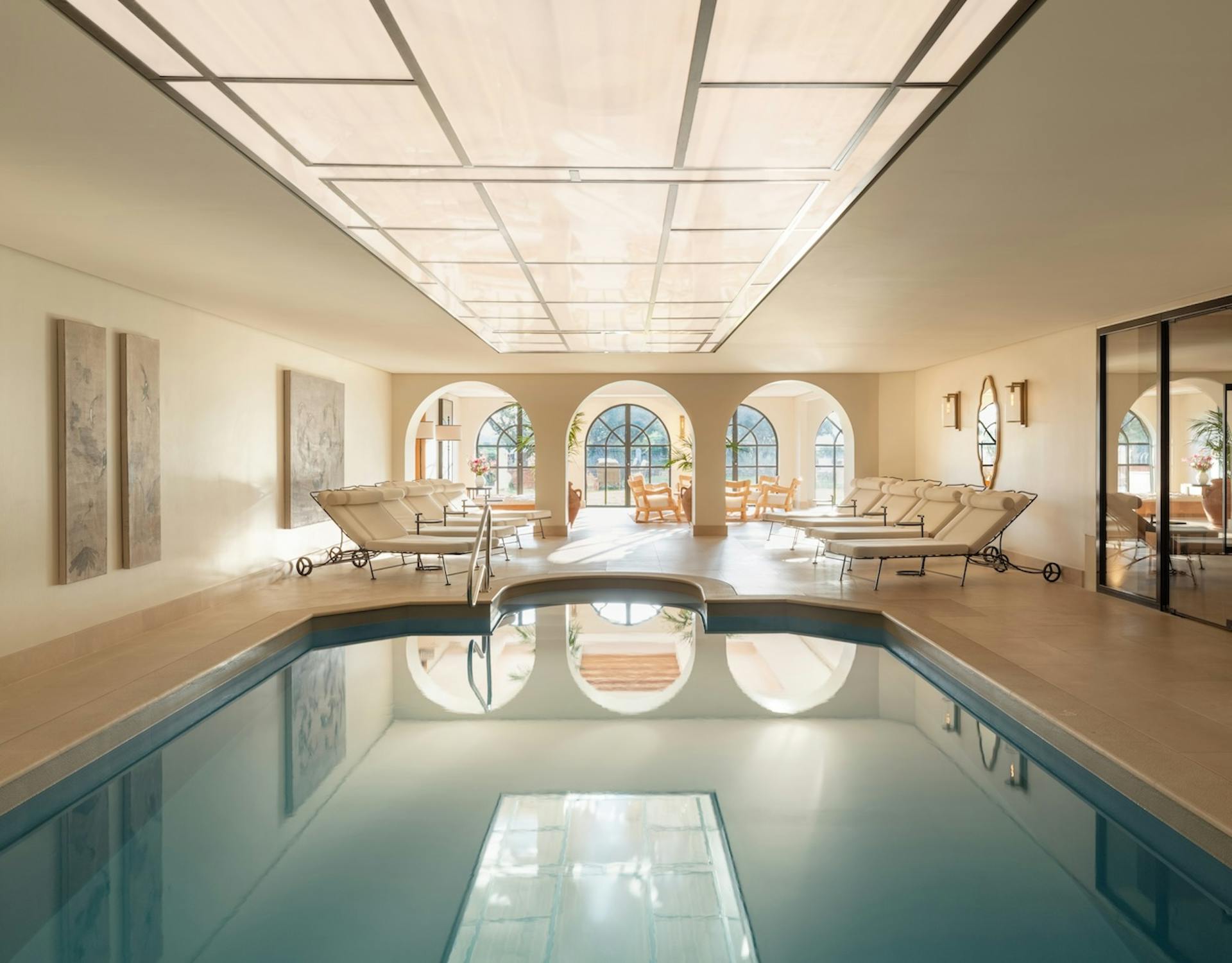 Piscina interior del spa Valmont, un espacio dedicado al relax total y al bienestar sin prisa.