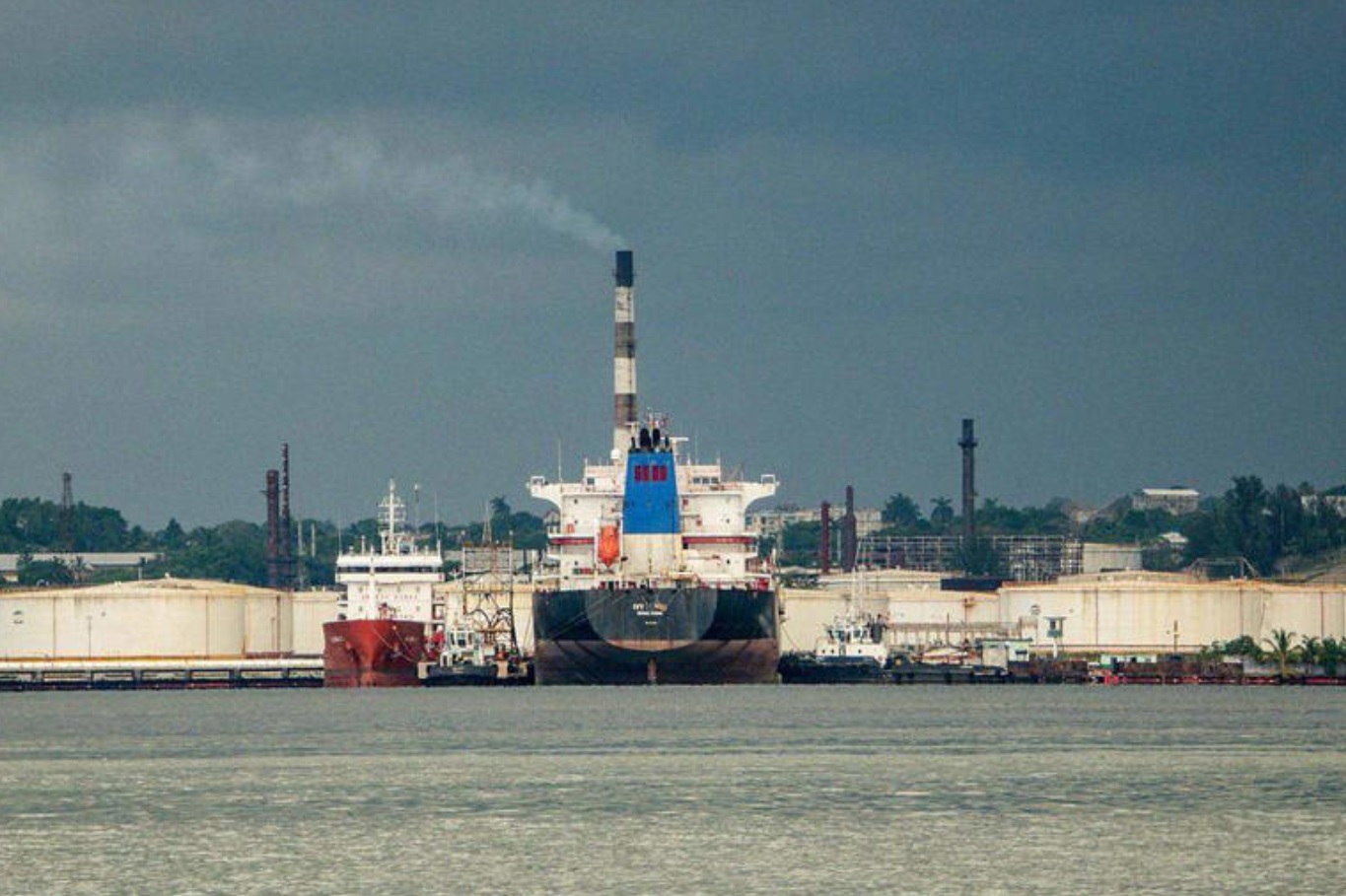 Un buque petrolero descarga en la refinería Nico López en la Bahía de La Habana