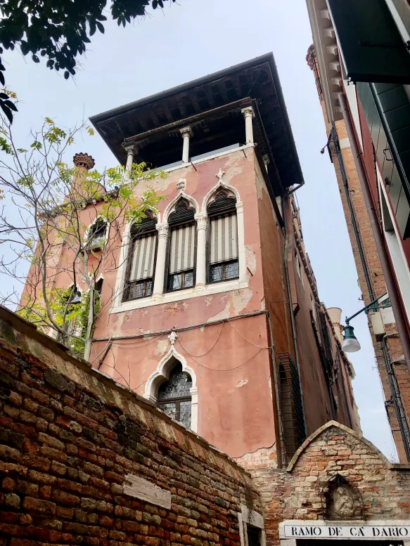 Detalle de la fachada con sus círculos de mármol, uno de los rasgos más reconocibles —y enigmáticos— de Ca’ Dario.