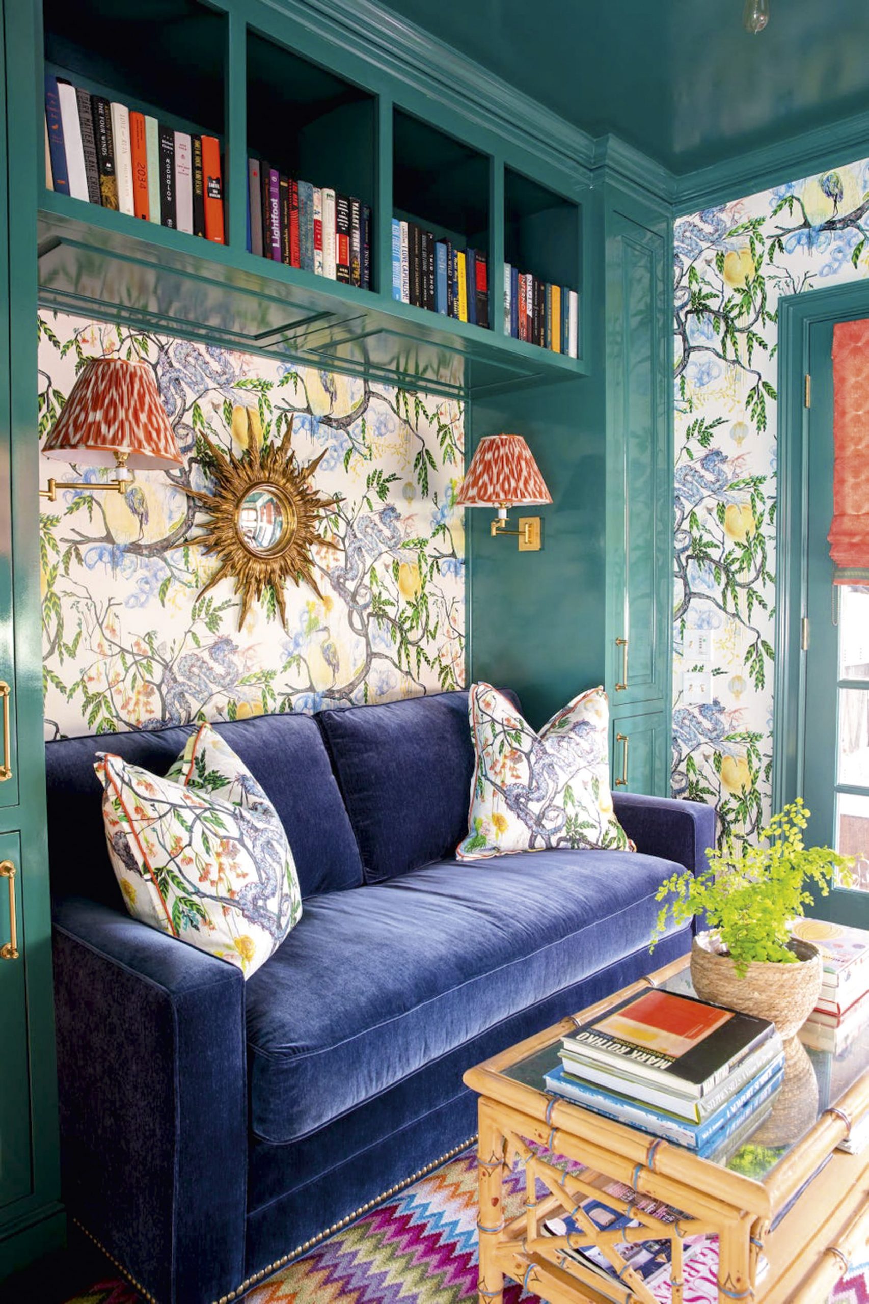 La casa de Gregg Irby en Atlanta cuenta con numerosos ejemplos de pantallas de lámparas de tela de colores, incluso en el acogedor estudio.