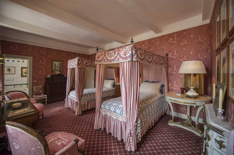 La villa ofrece 15 suites, cada una decorada en un estilo único completamente diferente