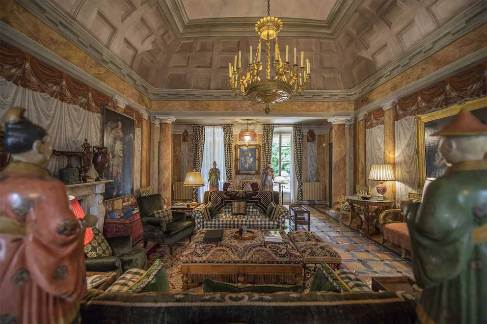 Valentino Garavani, más conocido como Valentino, es un diseñador de modas italiano, cuya marca es una de las más prestigiosas del mundo