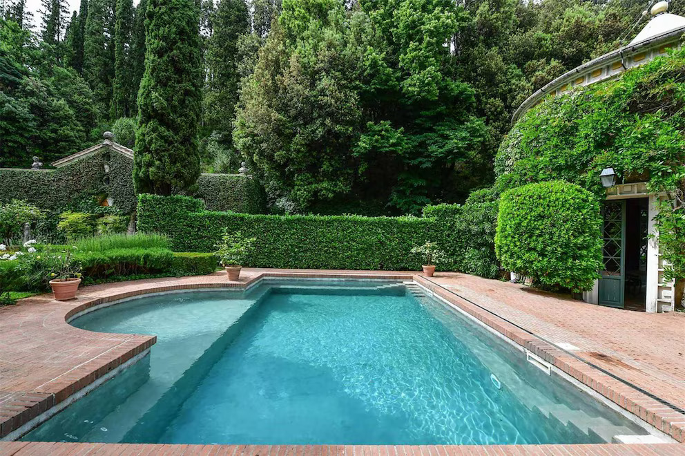 La piscina junto a la casa de verano