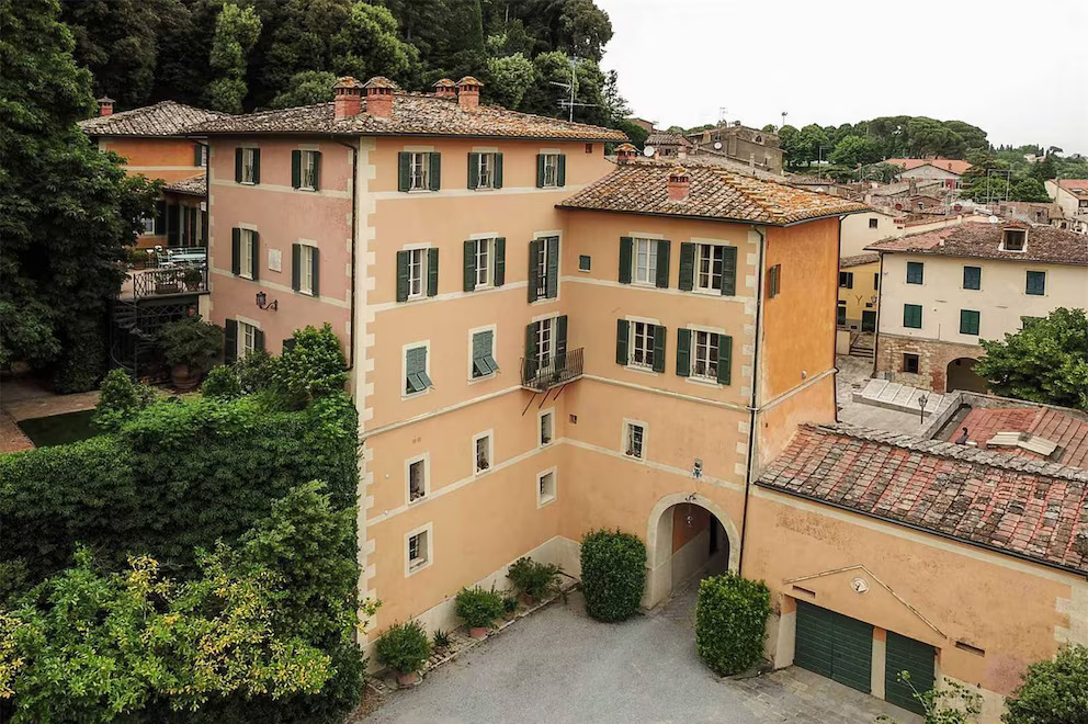 Ubicada cerca del pueblo de Cetona, Villa La Vagnola se sitúa en 27 hectáreas de terrenos privados que cuentan con olivares y un anfiteatro de piedra con capacidad para 200 personas.