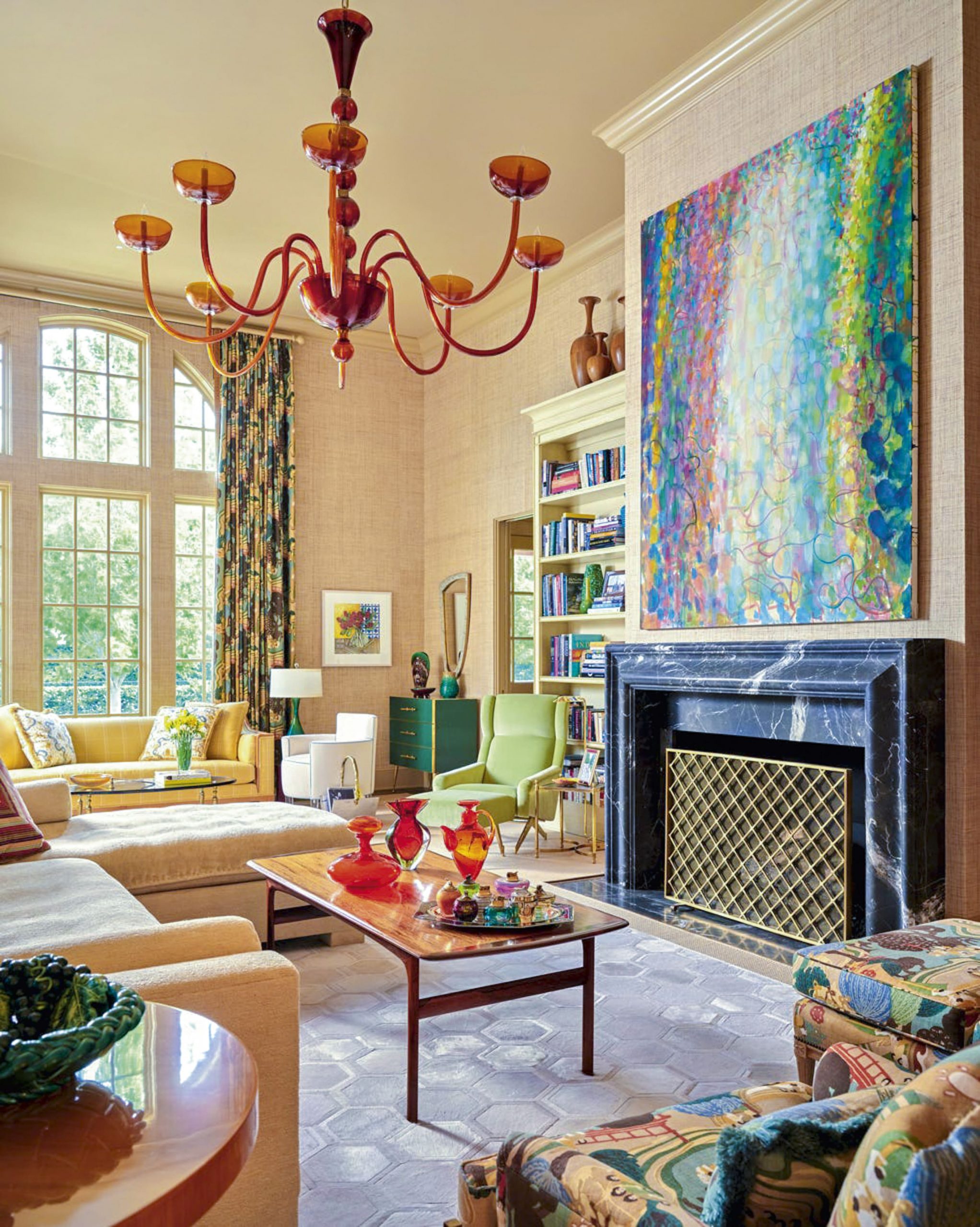 Una lámpara de araña de cristal de Murano color ámbar preside esta sala familiar de Dallas diseñada por Jan Showers.