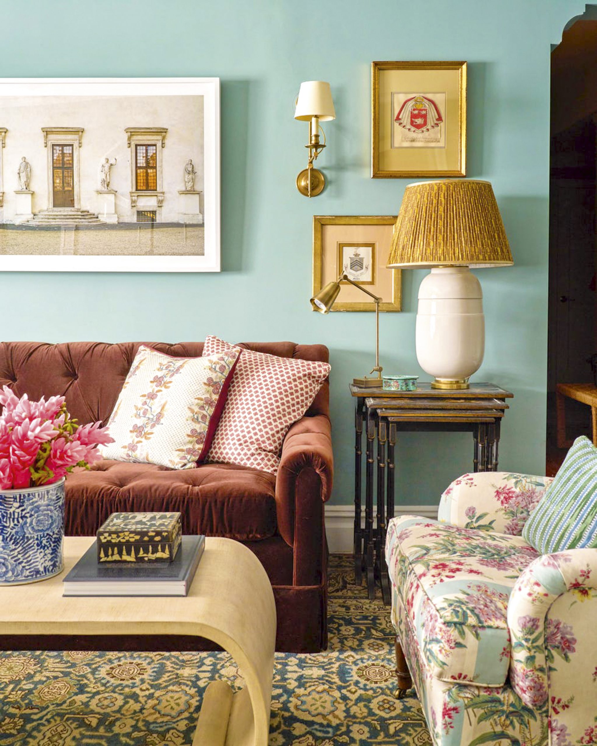 La diseñadora Meredith Ellis utilizó apliques, lámparas de mesa e iluminación de trabajo en esta sala de estar de Manhattan.