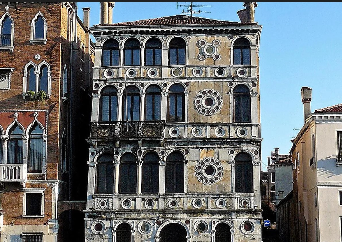 Una postal clásica de Venecia con Ca’ Dario como protagonista involuntario del misterio.