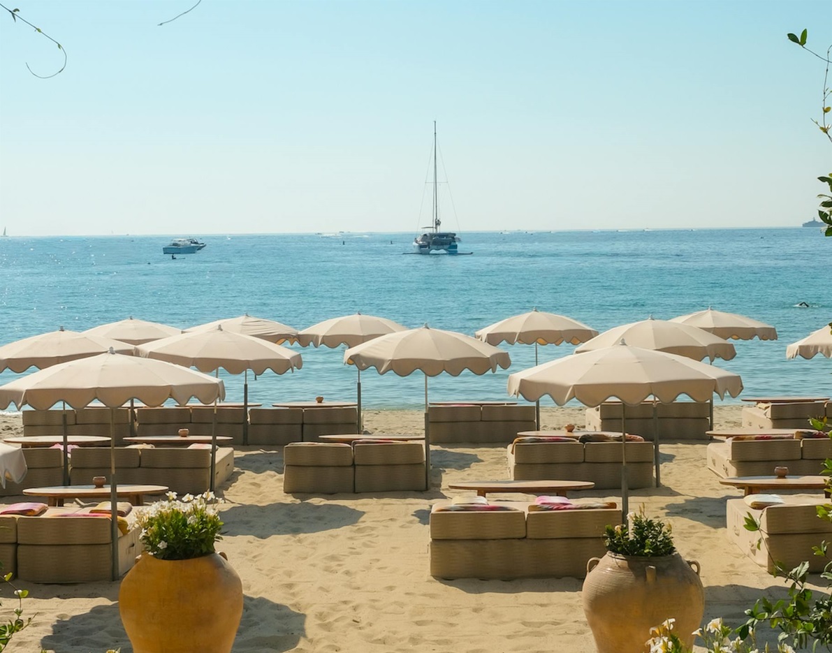 Playa privada en Pampelonne, con tumbonas, sombrillas claras y el Mediterráneo como telón de fondo.