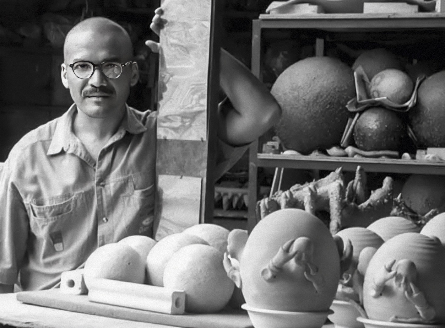 Desde sus inicios, el barro fue lenguaje y pregunta. En estas primeras piezas ya asoman la paciencia y la atención que marcarían toda su obra.