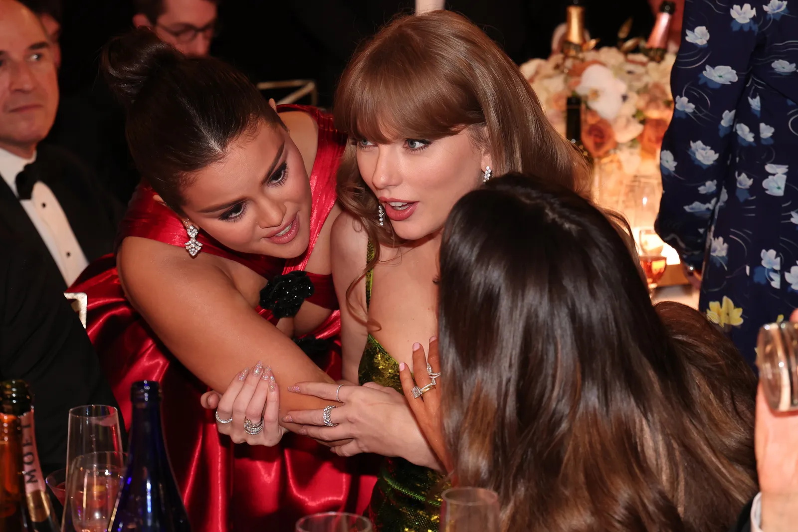 Selena Gomez y Taylor Swift en la ceremonia de los Golden Globes 2024