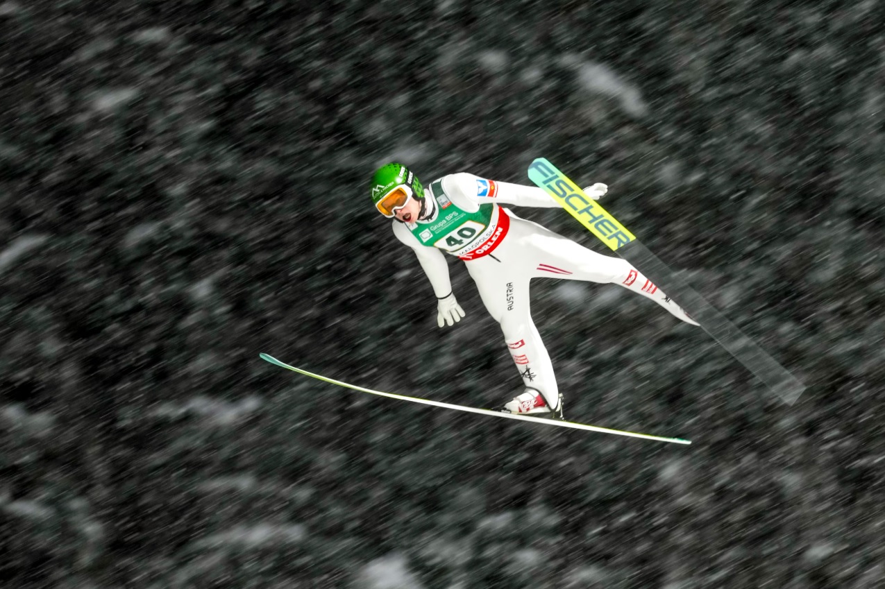 El traje bajo la lupa: una medición de centímetros puede traducirse en metros de vuelo y desatar la polémica.