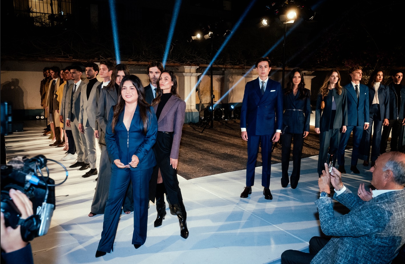 En pasarela, Sue Zacnich reafirma su sello: sastrería precisa, estructura impecable y una identidad que se reconoce incluso sin etiqueta.