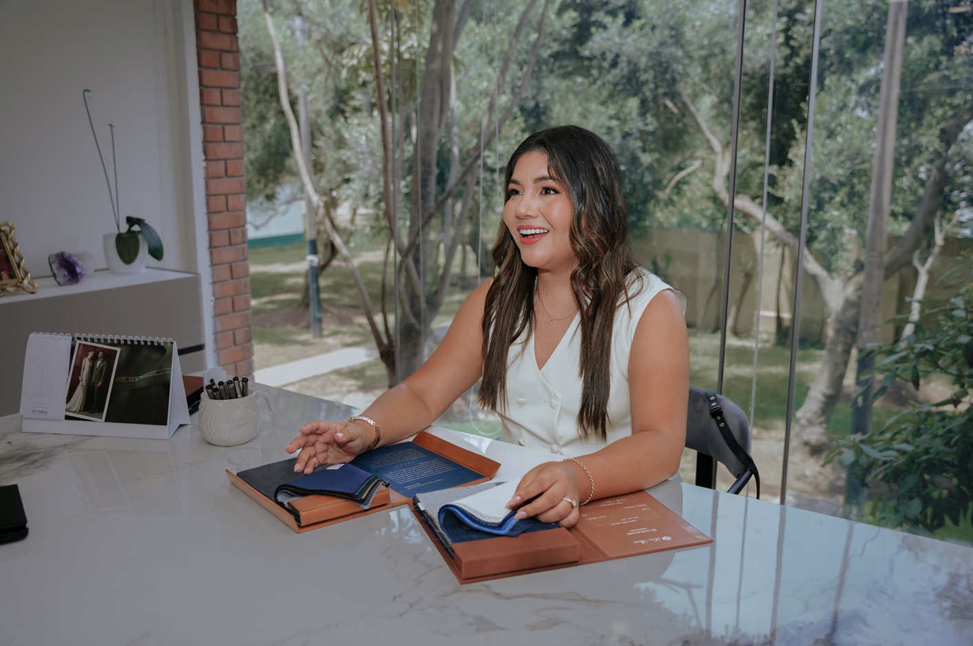 Entre muestrarios y paños de alta gama, cada colección empieza con una elección rigurosa de telas y una toma de medidas exacta.