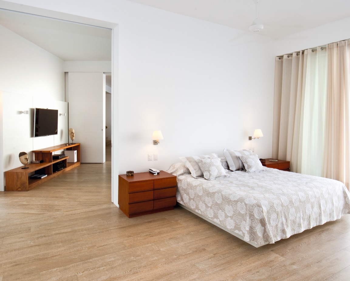 El dormitorio principal apuesta por la calma: líneas limpias, materiales nobles y una atmósfera pensada para el descanso frente al mar.
