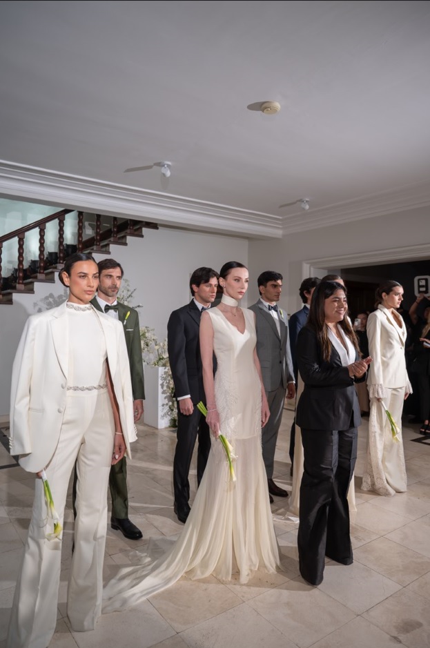 En pasarela, la sastrería se reafirma como protagonista: líneas depuradas y siluetas estructuradas.