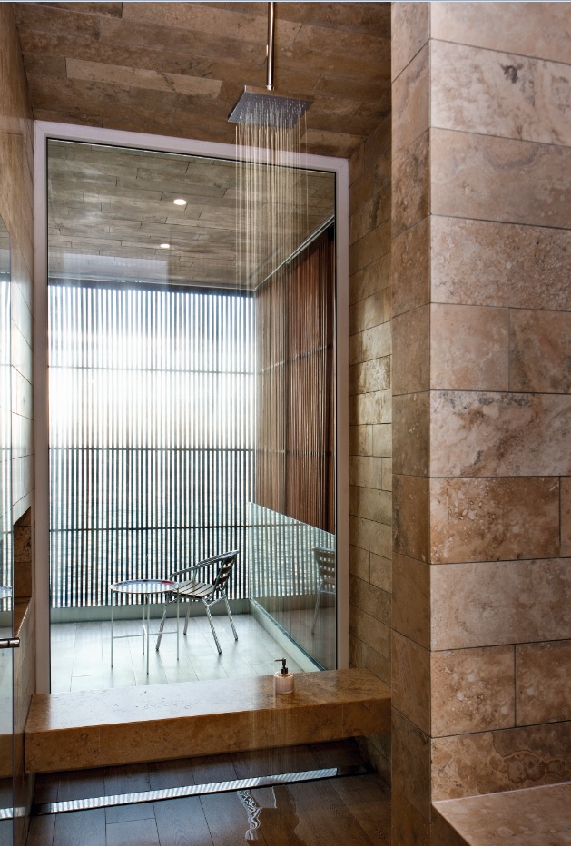La ducha del baño en suite se abre hacia el exterior y convierte el acto cotidiano en una experiencia sensorial, con el océano como telón de fondo.