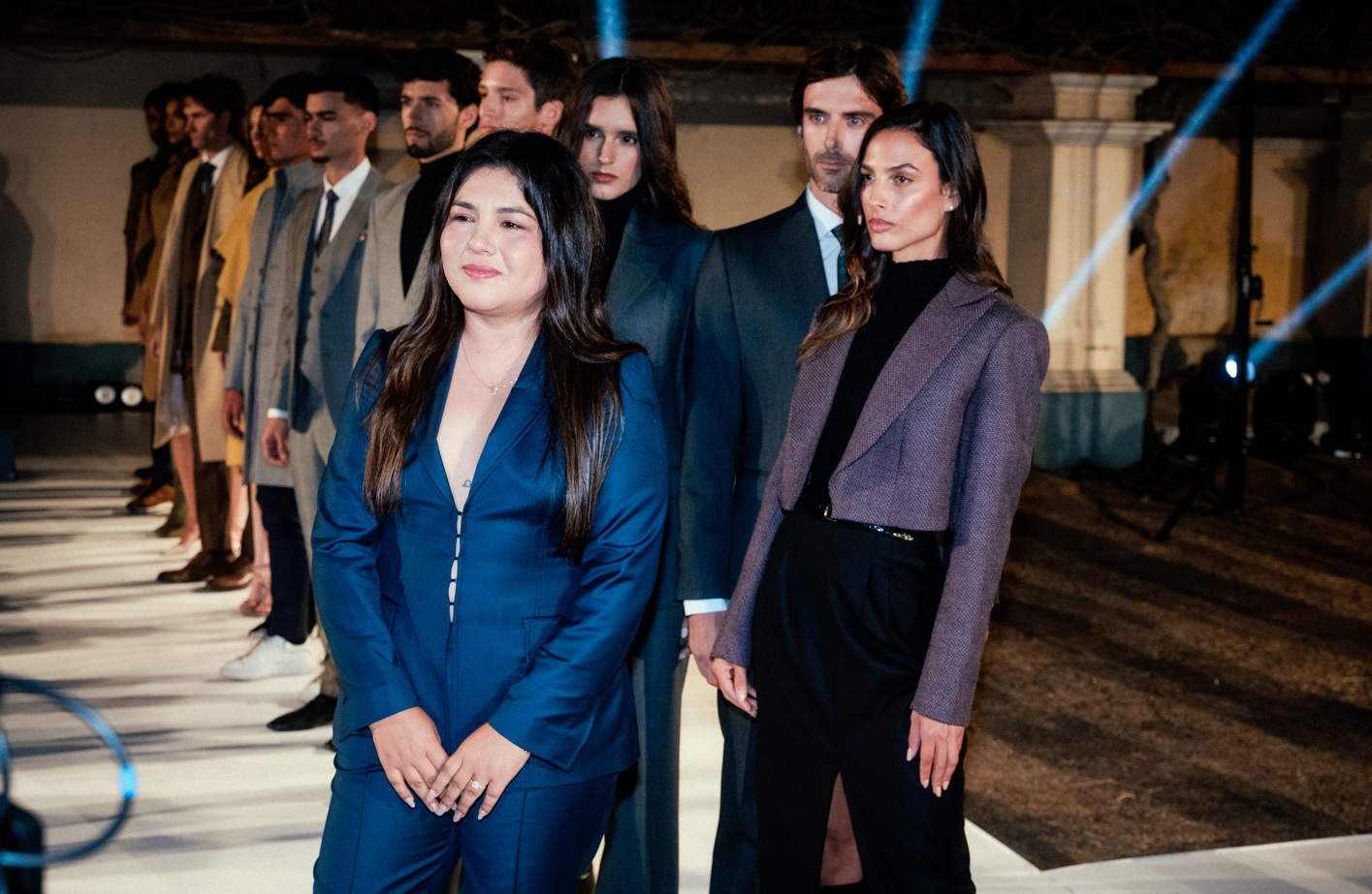 Al cierre del desfile, Sue consolida su visión: el traje como símbolo de poder y sofisticación.