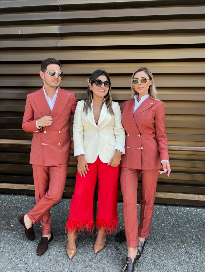 Sue junto a sus clientes, demostrando que la sastrería también es actitud, versatilidad y poder contemporáneo.