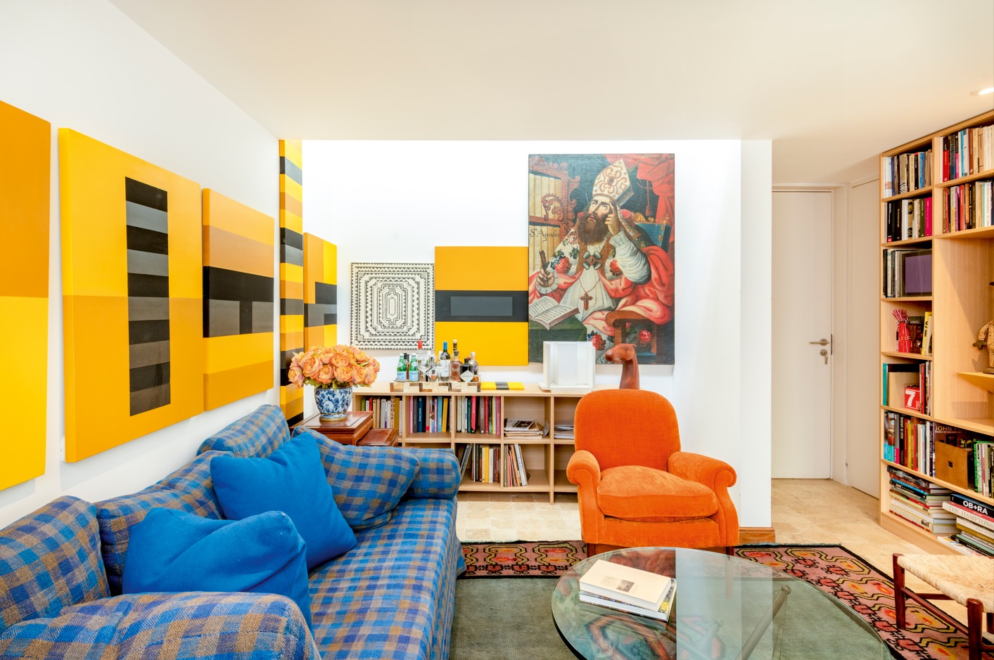 En la zona social, el color y el arte contemporáneo conviven con una escala doméstica precisa. La proporción y la calidez reemplazan cualquier exceso, reafirmando la esencia moderna del proyecto.