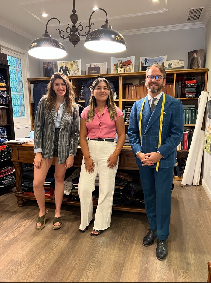 En el atelier, tradición y técnica dialogan con una nueva generación que entiende el traje como símbolo de liderazgo.