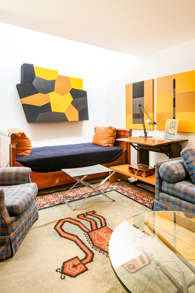 El estudio mantiene la escala contenida y humana: techos bajos, proporción medida y piezas geométricas que dialogan con textiles y diseño moderno.