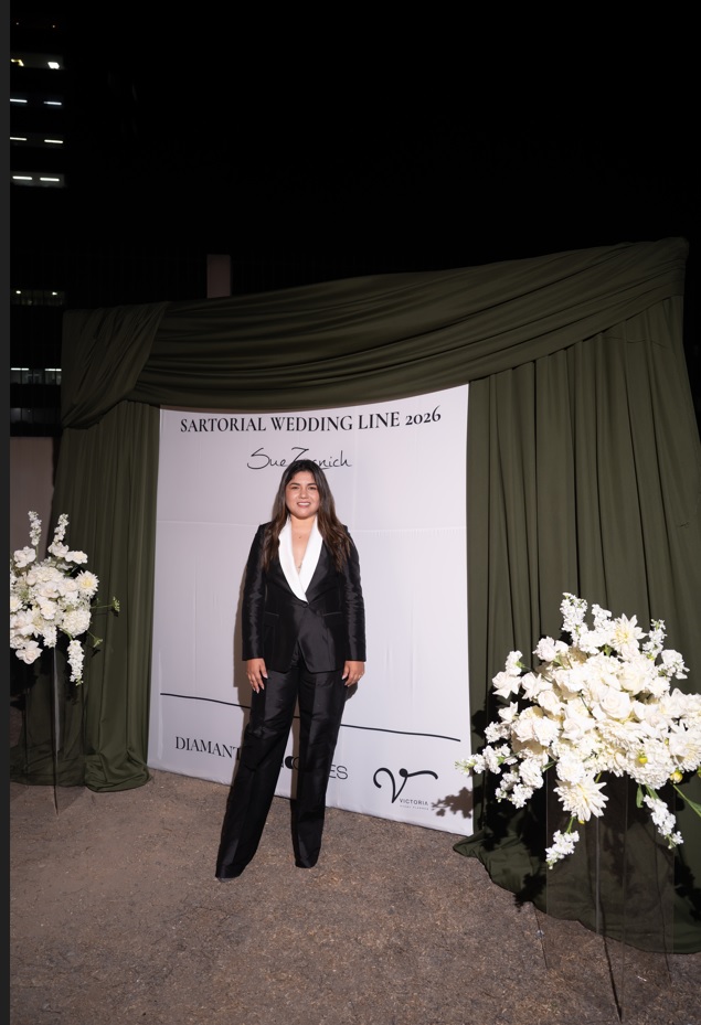Durante la presentación de su línea nupcial 2026, Sue consolida su visión del traje como emblema de sofisticación y carácter.