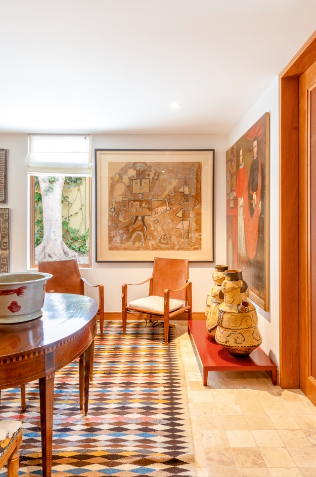 Cada ambiente funciona como un pequeño museo íntimo. Pinturas, textiles y objetos personales se integran al espacio con naturalidad, en una casa pensada para habitar el arte todos los días.