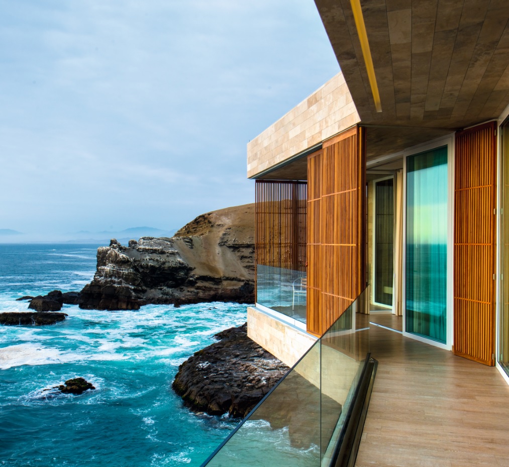 La relación con el océano es constante. Desde las áreas sociales hasta los espacios más íntimos, la arquitectura se abre sin temor al paisaje.