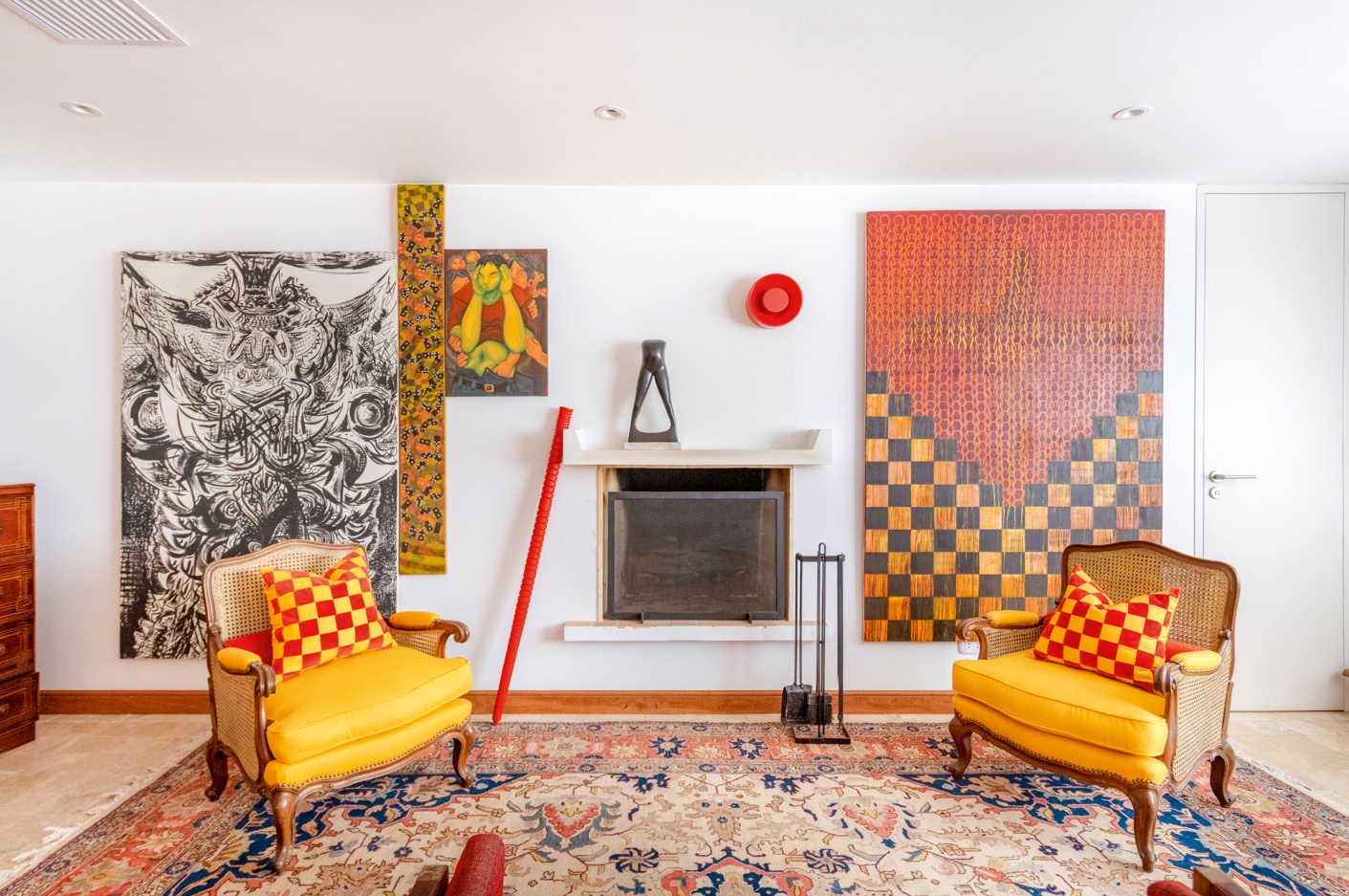 Frente a la chimenea —núcleo simbólico del proyecto—, el arte se convierte en telón de fondo de la reunión y la conversación.