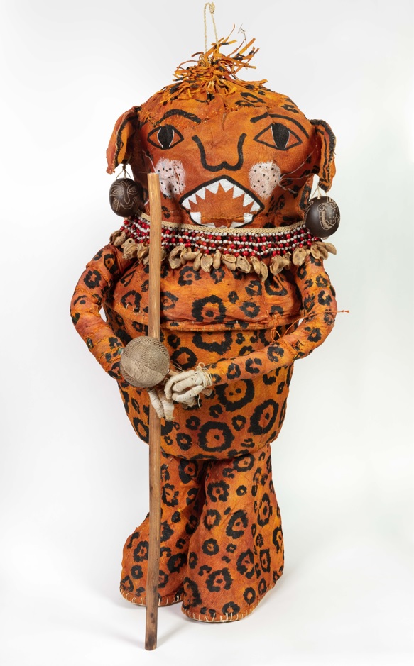 Más que máscaras, estas figuras funcionan como presencias protectoras vinculadas a los espíritus del monte y a la memoria del clan.